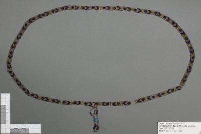 Flat stitched necklace with a circle, arrow pattern