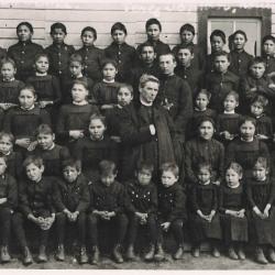 Photographs students at Ermineskin Indian Residential School