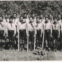 Photographs students at Ermineskin Indian Residential School