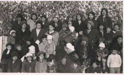Photograph of a group of women and children in Hobbema