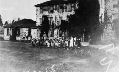 Photograph of students and staff of the old Shingwauk Home