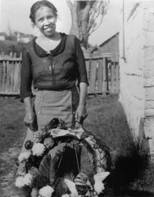 Photograph of Susan Enosse holding a wreath