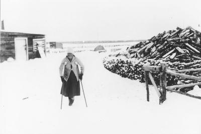 Photograph of Chrissie Matthews on crutches